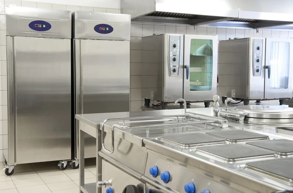 Cuisine de restaurant vide avec équipement professionnel