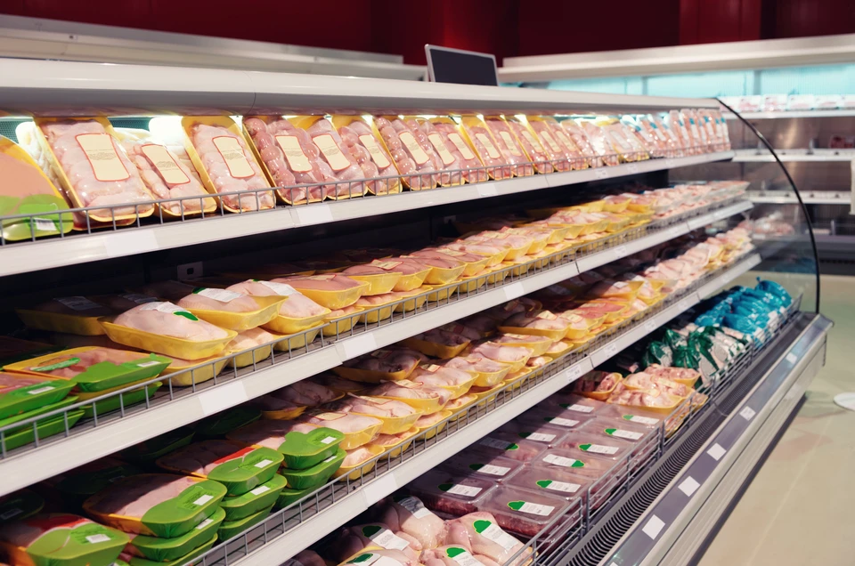 Rayon boucherie-charcuterie dans un supermarché avec présentoir réfrigéré à plusieurs niveaux