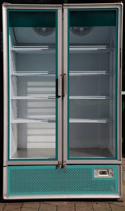 Intérieur commercial avec réfrigérateur vitrine professionnel double porte en fonctionnement