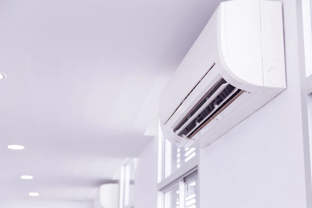 Intérieur moderne avec climatiseur mural blanc installé au plafond