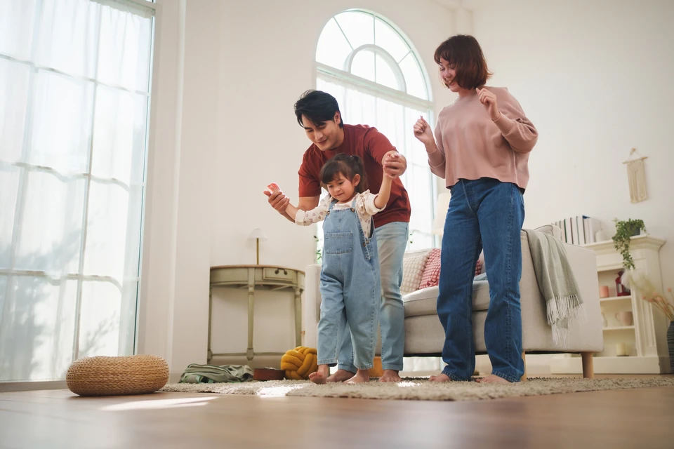 Extérieur résidentiel avec trois unités de climatisation installées le long d'une maison à bardage beige